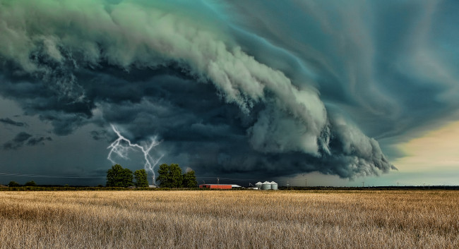 Обои картинки фото природа, молния, гроза, поле, пейзаж, буря