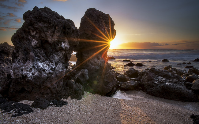 Обои картинки фото sunrays, природа, восходы, закаты, пляж, океан, рассвет, камни