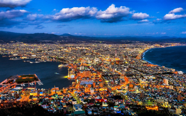 Обои картинки фото города, - панорамы, облака, панорама, залив, море, побережье, мегаполис, hakodate, хакодате, Япония