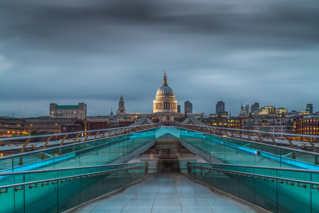 Обои картинки фото st pauls from millenium bridge, города, лондон , великобритания, собор, мост