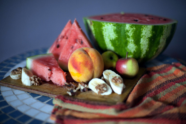Обои картинки фото еда, фрукты,  ягоды, яблоки, орехи, персик, банан, арбуз