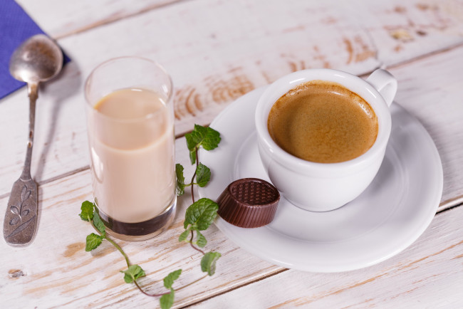 Обои картинки фото еда, кофе,  кофейные зёрна, чашка, молоко, конфета