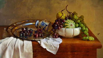 Картинка рисованное еда фрукты посуда салфетка металл поднос лето картина фарфор виноград плоды натюрморт ваза