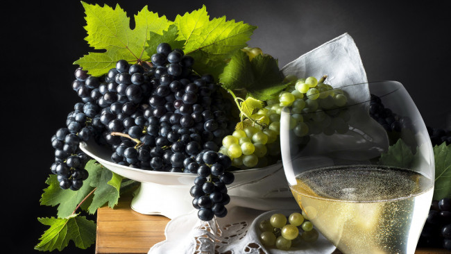 Обои картинки фото еда, виноград, бокал, ягоды, вино, грозди
