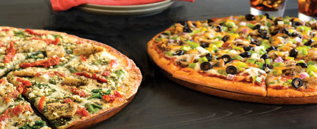 Обои картинки фото еда, пицца, маслины, колбаса
