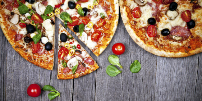 Обои картинки фото еда, пицца, маслины, сыр, колбаса