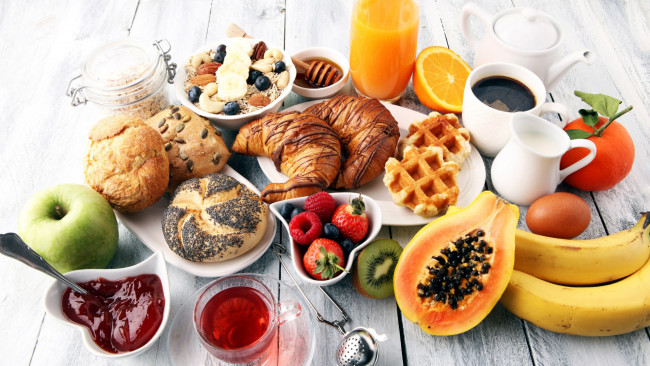 Обои картинки фото еда, разное, кофе, джем, папайя, булочки, круассаны, завтрак, бананы, сок