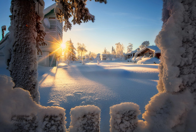 Обои картинки фото природа, зима, россия, дома, забор, пейзаж, деревья, снег, лучи, солнце