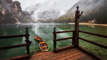 Картинка корабли лодки +шлюпки горы озеро отражение костел туман