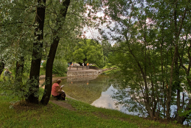 Обои картинки фото природа, парк, женщина, небо, пруд, трава, деревья