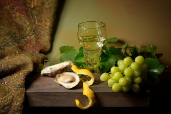 Картинка еда натюрморт вино бокал цедра устрицы виноград