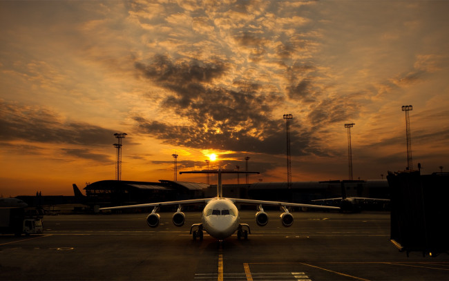 Обои картинки фото авиация, авиационный, пейзаж, креатив, тучи, лайнер, аэропорт, сумрак, вечер