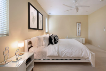 Картинка интерьер спальня стиль светильник люстра подушки