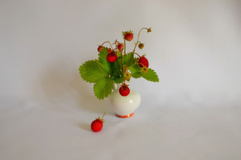 Картинка еда клубника +земляника ваза ягоды листья земляника