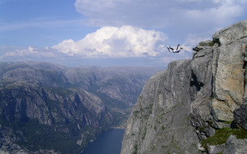 Картинка спорт экстрим прыжок человек скалы горы облака небо