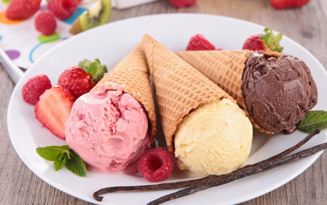 Обои картинки фото еда, мороженое,  десерты, ягоды, рожки, мята, листья, клубника, малина