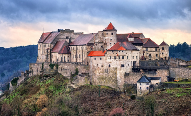 Обои картинки фото замок бургхаузен,  германия, города, замки германии, скала, тучи, горы, замок