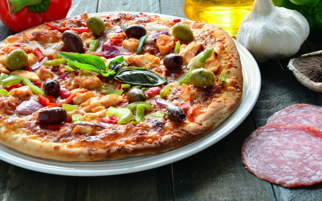 Обои картинки фото еда, пицца, маслины, базилик, салями, чеснок