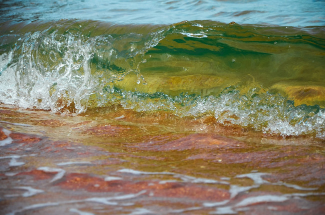 Обои картинки фото природа, вода, берег, волна, свет, прозрачность, прибой
