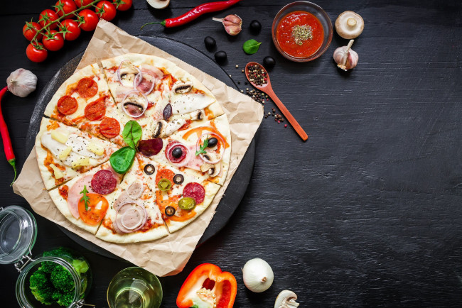 Обои картинки фото еда, пицца, помидоры, соус, чеснок, брокколи, томаты