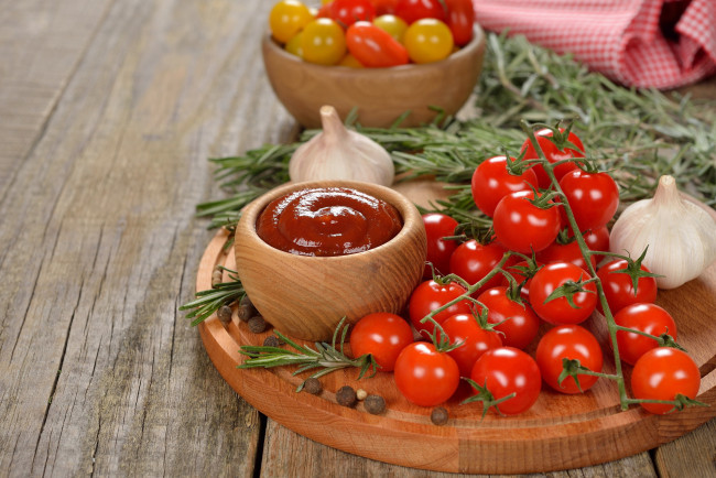 Обои картинки фото еда, помидоры, черри, соус, чеснок, розмарин, томаты