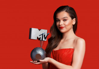 обоя hailee steinfeld,  mtv europe music awards 2018, музыка, -другое, модель, хейли, стейнфилд, певица, награда, mtv, europe, music, awards, 2018, hailee, steinfeld