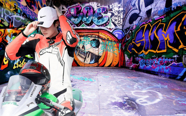 Обои картинки фото мужчины, wang yi bo, кепка, шлем, мотоцикл, двор, граффити