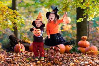 Картинка разное дети мальчик девочка шляпы тыквы осень