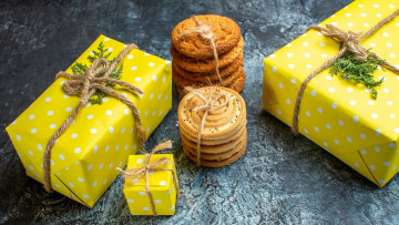 Картинка праздничные подарки+и+коробочки печенье подарки
