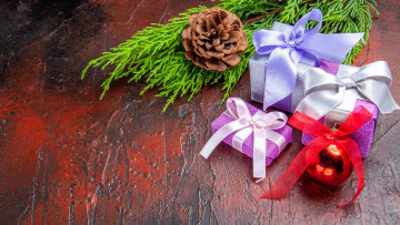 Картинка праздничные подарки+и+коробочки шишка подарки ленты банты шарик