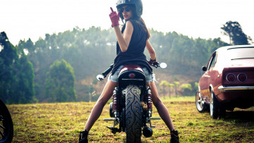 Картинка мотоциклы мото+с+девушкой шлем жест
