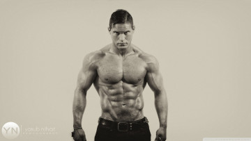 Картинка мужчины -unsort мышцы простой фон смотрит на зрителя tavi kаstrо абс сепия в помещении стоя мускулистые студия