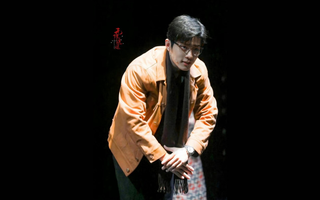 Обои картинки фото мужчины, xiao zhan, актер, куртка, очки, поклон