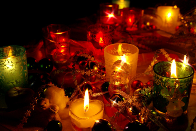 Обои картинки фото праздничные, новогодние, свечи, праздник, шарики, подсвечники