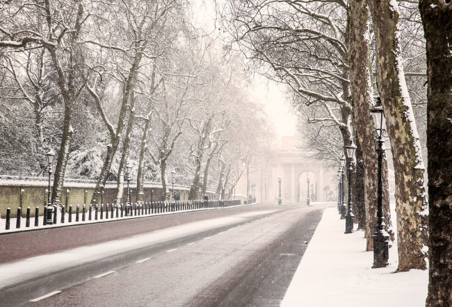 Обои картинки фото природа, зима, фонари, деревья, снег, дорога, англия, лондон, england, london
