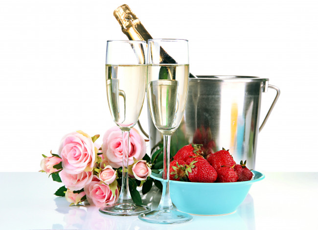 Обои картинки фото еда, разное, ведерко, бутылка, шампанское, клубника, розы