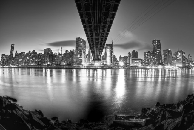 Обои картинки фото города, нью-йорк , сша, берега, камни, провода, дома, огни, черно-белая, мост, река, город, здания