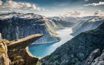 Картинка норвегия +Язык+тролля природа реки озера река экстремал человек скалы небо облака