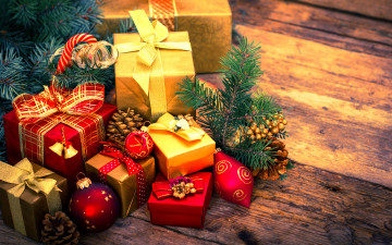 Картинка праздничные подарки+и+коробочки подарки свечи рождественские украшения c новым годом шары