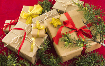 Картинка праздничные подарки+и+коробочки украшения новый год рождество подарки christmas wood new year gift decoration merry fir tree ветки ели