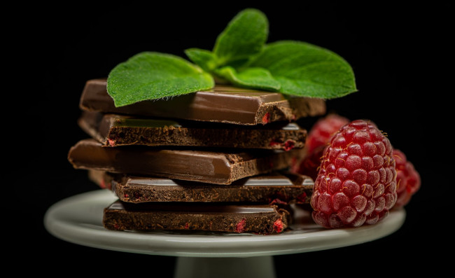 Обои картинки фото еда, конфеты,  шоколад,  сладости, малина, шоколад, мята