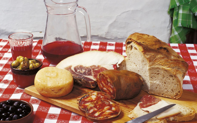 Обои картинки фото еда, натюрморт, мясо, оливки, хлеб, колбаса