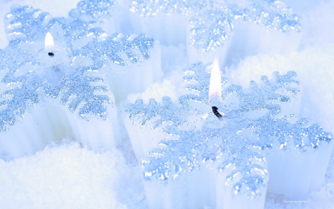 Обои картинки фото blue, candles, праздничные, новогодние, свечи, снежинки, блестки