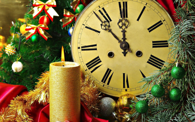 Обои картинки фото праздничные, разное, новый, год, свеча, мишура, часы, циферблат, шарики