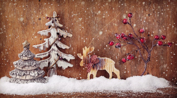 Картинка праздничные фигурки ягоды деревья лось снег деревянные