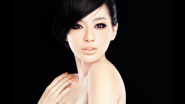 Картинка девушки -unsort+ азиатки волосы лицо взгляд глаза черный фон модель девушка азиатка рука sheng+xin+ran