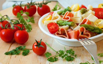 Картинка еда макаронные+блюда помидоры сердечки макароны вилка тарелка зелень томаты