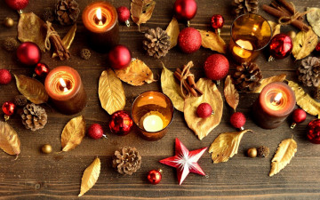 Картинка праздничные украшения стаканы шишки шарики листья свечи