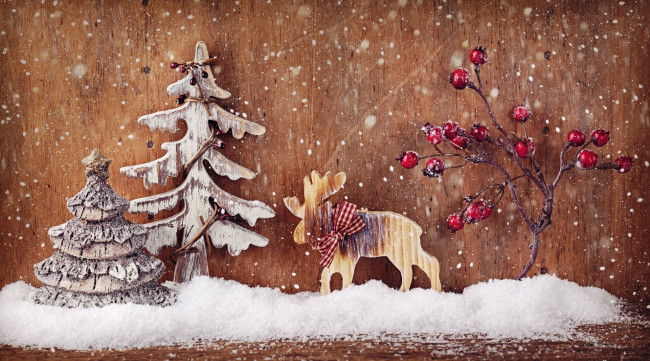 Обои картинки фото праздничные, фигурки, ягоды, деревья, лось, снег, деревянные