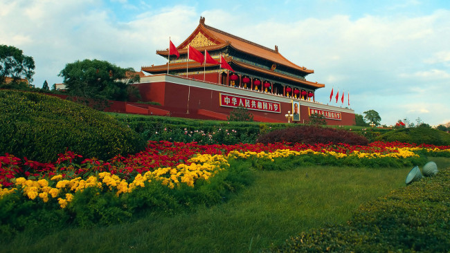 Обои картинки фото города, пекин , китай, трава, цветы, флаги, дворец, мао, портрет, кусты